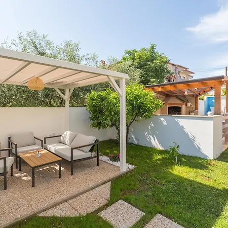 Family-friendly With Swimming Pool Novigrad - 11242